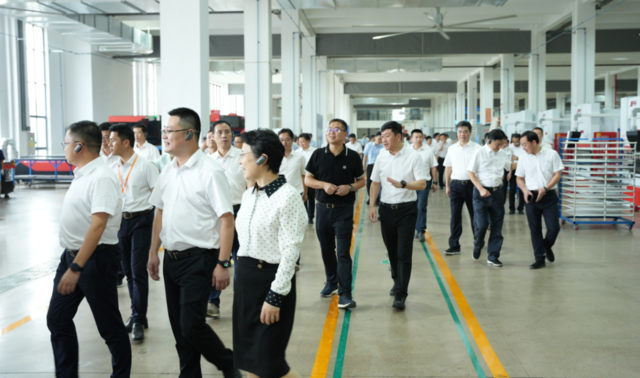 紹興市及嵊州市政府百人團(tuán)調(diào)研金帝“未來工廠”試點項目，點贊行業(yè)標(biāo)桿